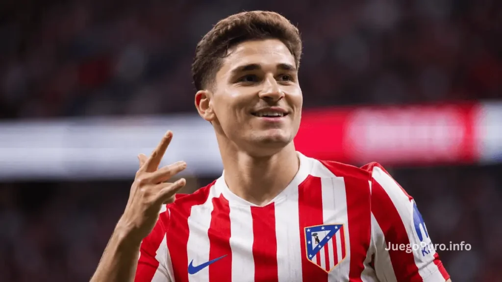 Julián Álvarez sonríe con la camiseta del Atlético de Madrid durante una sesión fotográfica deportiva